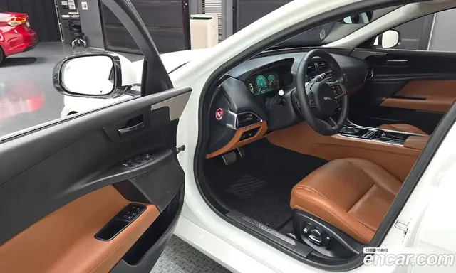 Jaguar XE 2019 2.0 АКПП, миниатюра 10 Jaguar XE 2019 2.0 АКПП, миниатюра 10