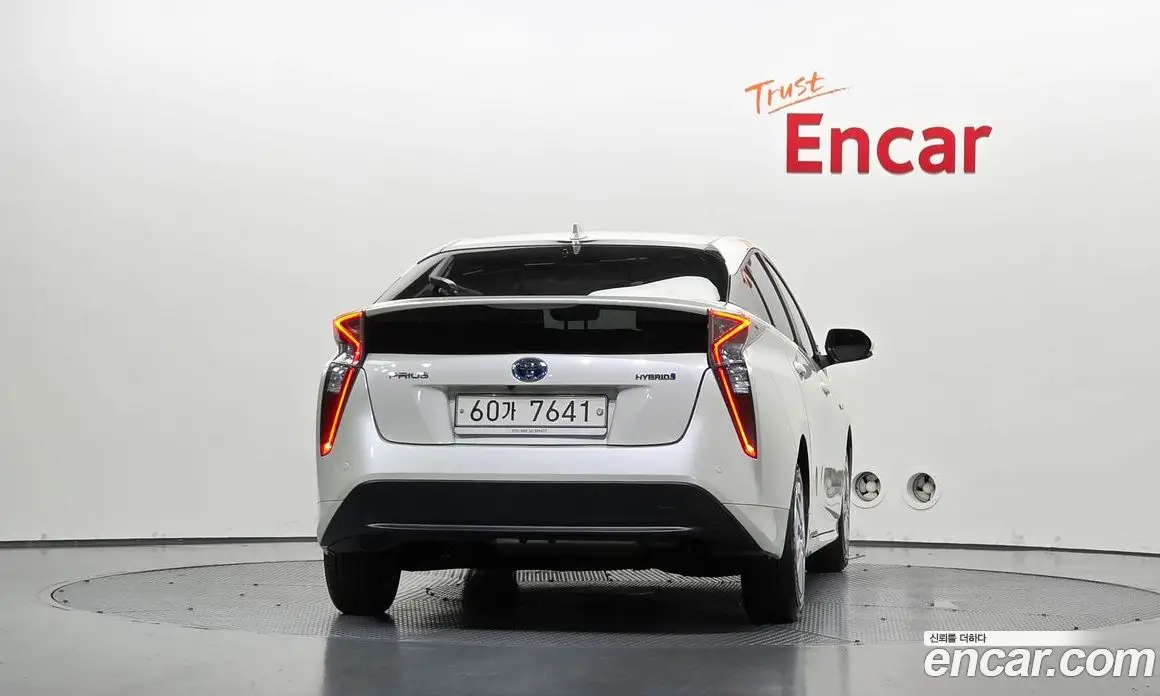 Toyota Prius 2018 1.8 АКПП, фото 3