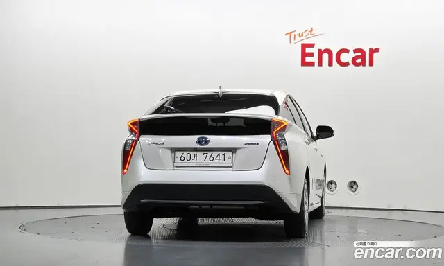 Toyota Prius 2018 1.8 АКПП, миниатюра 3