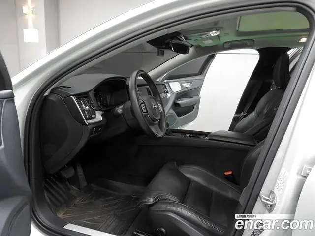 Volvo V60 2020 2.0 АКПП, миниатюра 10 Volvo V60 2020 2.0 АКПП, миниатюра 10