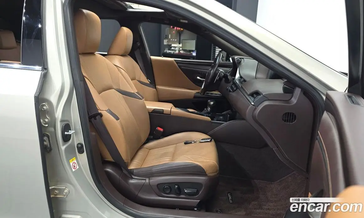 Lexus ES 2019 2.5 АКПП, фото 16